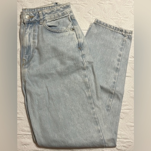 Zara Light Wash Hi Waist Straight Leg Jeans with Vintage Appeal - Picture 3 of 6
